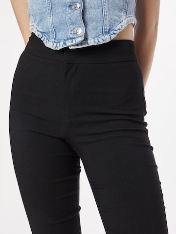 Gina Tricot Bootcut Spodnie 'Kajsa' w kolorze czarny