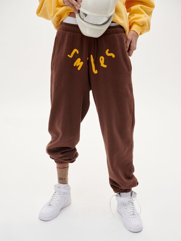 Pantalon 'Vince' Smiles en marron : devant