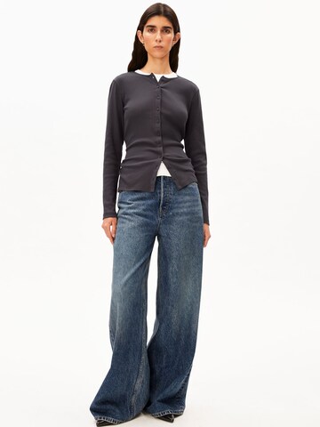 ARMEDANGELS Longsleeve RIB BUTTON in Grau: Vorderseite