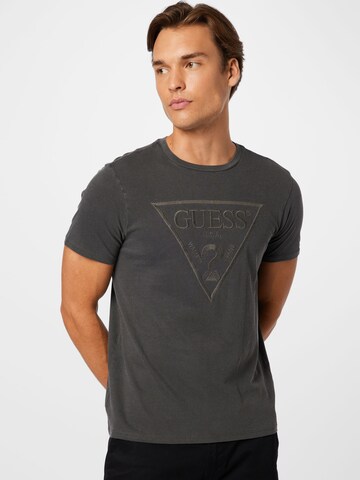 GUESS - Camiseta en gris: frente