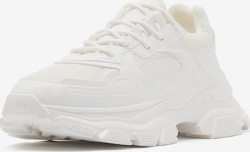 Sneaker bassa di Bershka in bianco: frontale