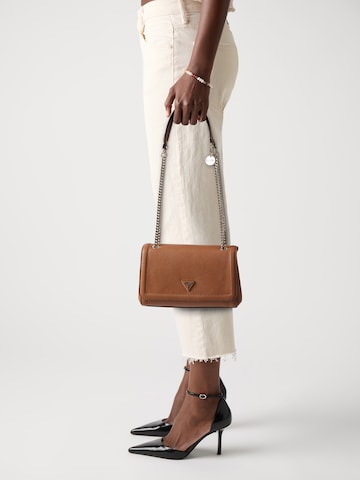 GUESS - Mala de ombro 'Noelle II' em castanho
