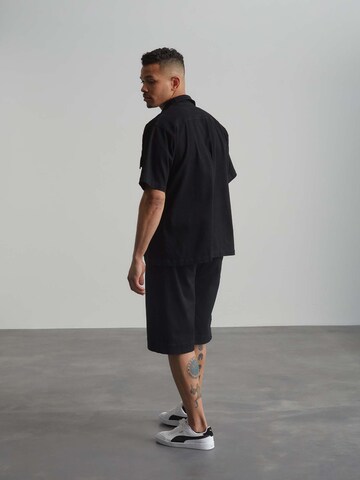 Coupe regular Chemise 'Samir' ABOUT YOU x Benny Cristo en noir