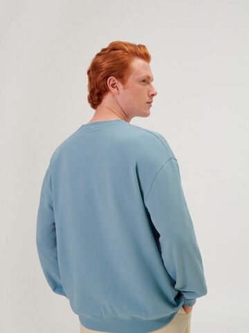 ABOUT YOU x Swalina&Linus Sweatshirt 'Hamza' (GOTS) in Blau