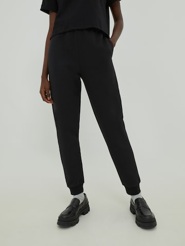 Tapered Pantaloni 'Riley' de la EDITED pe negru: față