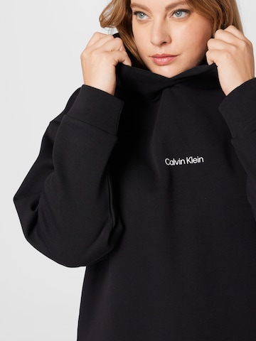 Bluză de molton de la Calvin Klein Curve pe negru