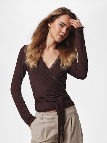 PIECES Shirt 'PCBarbera Roya' in Bruin