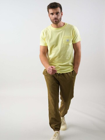 T-Shirt 'Basito' Deeluxe en jaune