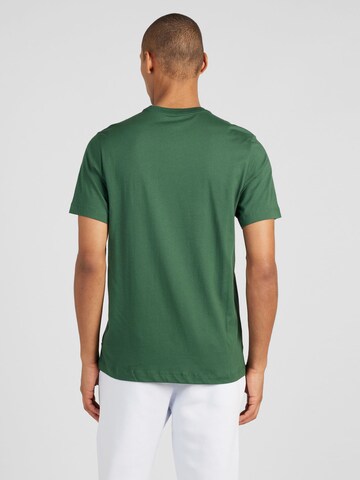 Nike Sportswear Regular Fit T-Shirt 'Swoosh' in Grün