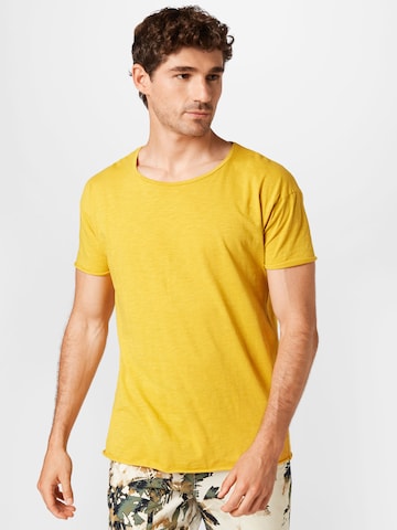 Nudie Jeans Co T-shirt 'Roger Slub' i gul: framsida