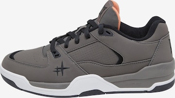 pelēks K1X Zemie brīvā laika apavi: no priekšpuses