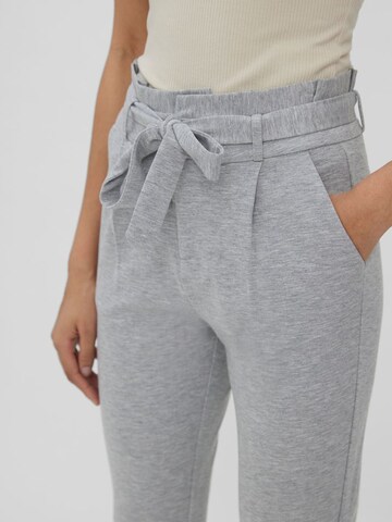 VERO MODA Slimfit Bandplooibroek 'EVA ' in Grijs