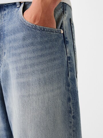 Bershka Loosefit Džíny – modrá