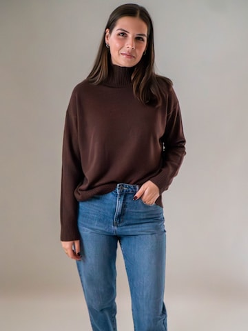 WEARABLE STORIES Trui 'Riske' in Bruin: voorkant