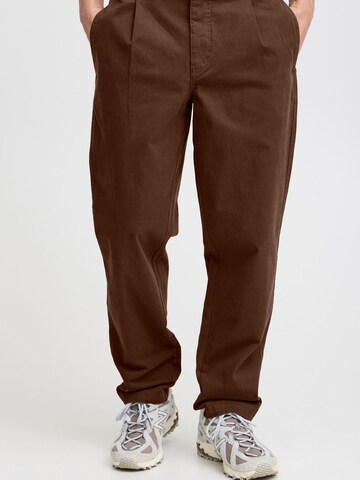 !Solid Regular Pleat-Front Pants 'MAURICE DYLAN' in Brown: front