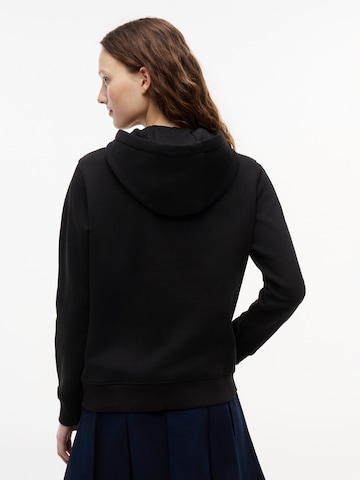 Tommy Jeans Collegepaita värissä musta