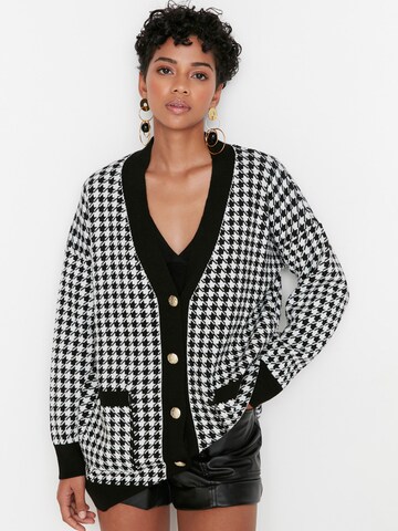 Trendyol Strickjacke in Schwarz: Vorderseite