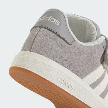 ADIDAS SPORTSWEAR Sneakers 'Grand Court 00s' in Grijs