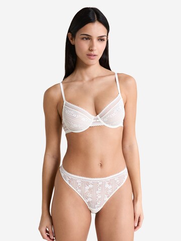 String 'Aura' di ETAM in beige: frontale