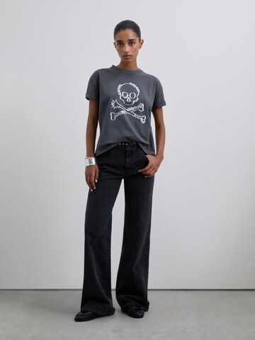 Tricou de la Scalpers pe gri: față