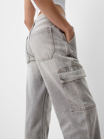 Loosefit Jeans cargo di Bershka in grigio