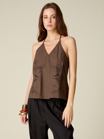 Top di oltre in marrone