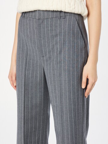 Wide leg Pantaloni 'Stella' di A LOT LESS in grigio