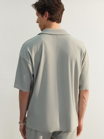 Trendyol Shirt in Grey