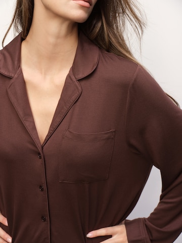 RÆRE by Lorena Rae Πιτζάμα 'Maxima' σε καφέ