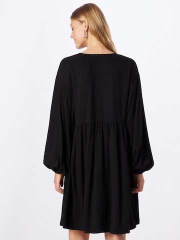 Robe minimum en noir