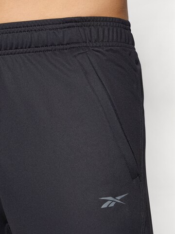 Reebok Štandardný strih Športové nohavice - Čierna