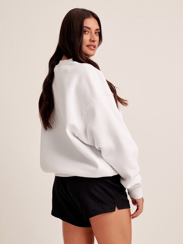 Sweat-shirt 'Felice' ABOUT YOU x Antonia en blanc