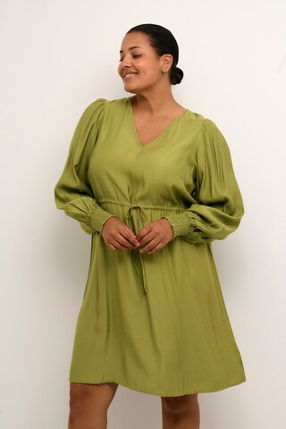 Robe KAFFE CURVE en vert : devant