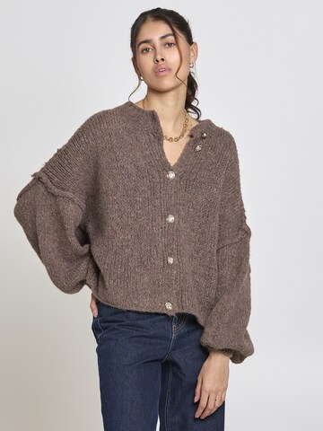 Lilavie Strickjacke ' Paulaa ' in Braun: Vorderseite