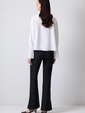 Chemisier 'Chiffon Pleated Scarf Collar Blouse' Touché Privé en blanc