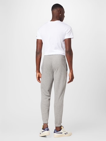 Tapered Pantaloni 'NBA' di NEW ERA in grigio