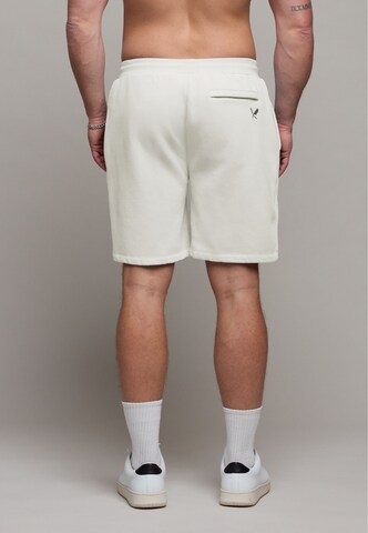 Distorted People Regular Shorts in Weiß