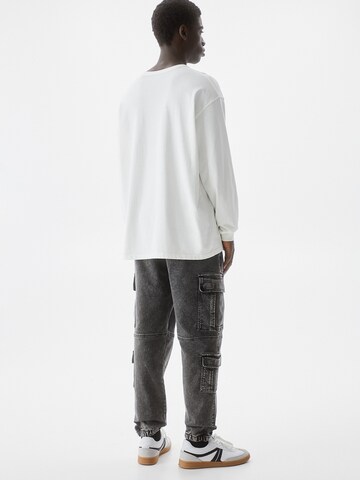 Pull&Bear Tapered Cargofarkut värissä harmaa