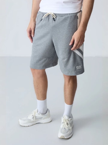 Tommy Life Regular Trousers in Grey