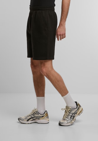 Urban Classics Regular Shorts in Schwarz