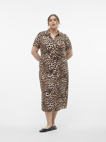 Robe-chemise 'EASY' Vero Moda Curve en marron