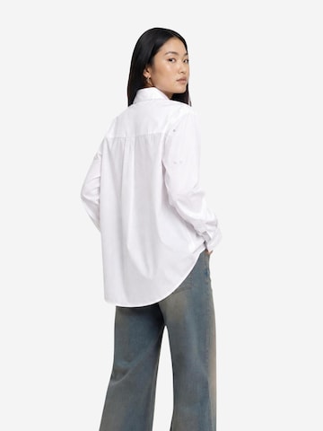 Camicia da donna 'ONLSARINA LORIS L/S EMB SHIRT WVN 15378307' di ONLY in bianco