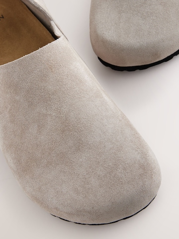 Clogs di Next in grigio
