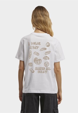 Miss Tee Shirt 'A Dolce A Day Makes All Okay' in Wit: voorkant
