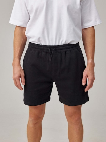 SNOCKS Regular Broek in Zwart: voorkant
