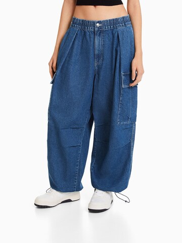 Bershka Tapered Cargo Jeans in Blue: front