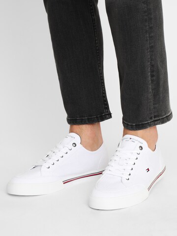 Sneaker bassa di TOMMY HILFIGER in bianco: frontale