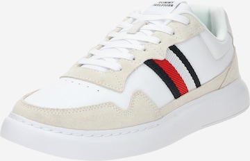 Baskets basses TOMMY HILFIGER en blanc : devant