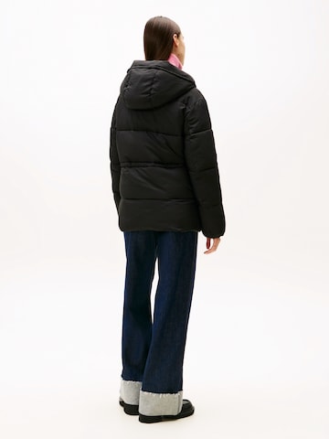 Tommy Jeans Talvitakki värissä musta