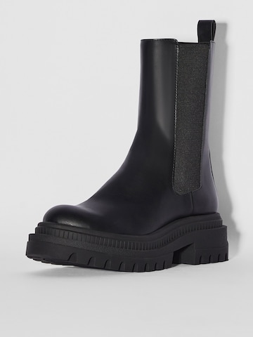 Bershka Chelsea boots in Black: front